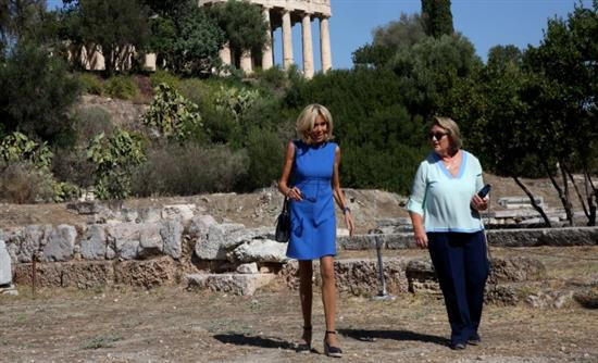 Η Μπριζίτ Μακρόν στην Αρχαία Αγορά, ενθουσιασμένη με την Αθήνα: «Δεν φεύγω. Θα μείνω!» (Βίντεο)